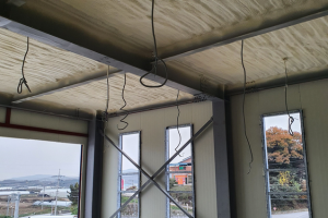 경량화와 내진성을 겸비한 이천 골데크플레이트 천장