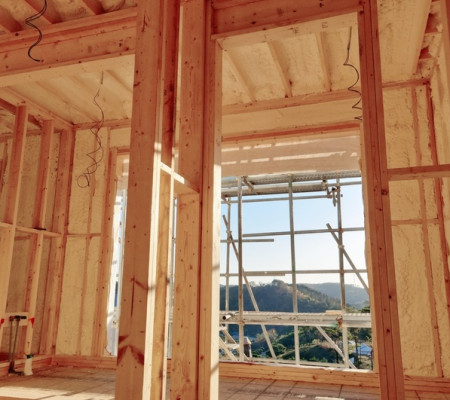 목조주택 방수의 혁신: 수성연질폼으로 완벽한 단열과 안전을 구현하다