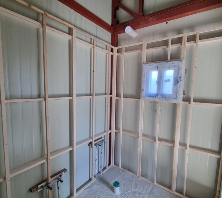 강릉 신축 판넬 건물: 수성연질폼으로 완벽한 방수와 단열의 조화!