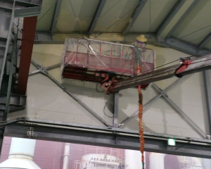 경질우레탄폼으로 낡은 판넬 천정 보강…